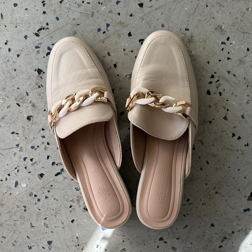 Elegant Nude Mules with Gold and Cream Chain - Picture 1 of 6
